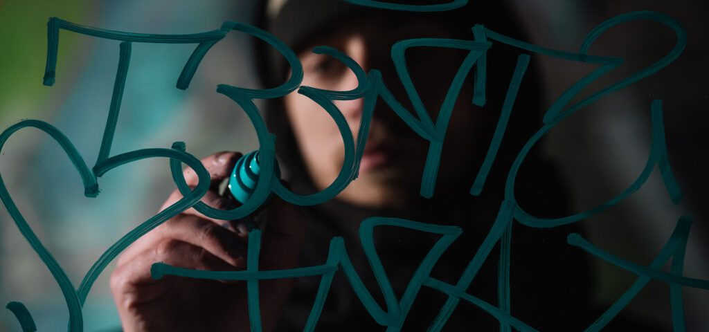 Logo Guideline คืออะไร? คู่มือการใช้งานโลโก้อย่างมืออาชีพที่แบรนด์ควรมี 1 selective-focus-of-man-writing-graffiti-with-marke-4YWWSFB.jpg